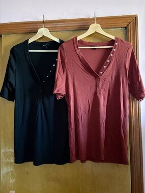 2 torrid  Snap Henley Ribbed Short Sleeve Tops- 1 black & 1 brick red